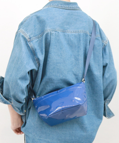 cache cache（カシュ カシュ）の「カシュカシュ cachecache / ソフトエナメル舟型ショルダー（ショルダーバッグ・レディース・ホワイト/ライトグリーン/レオパード/ワインレッド/ライトグレー/ベージュ/ラベンダー/ブルー系その他/ダークグレー/ブルー/ライトイエロー/アイボリー/ブラック/ライトブルー・FREE）」の9枚目の写真