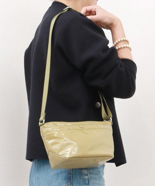 cache cache（カシュ カシュ）の「カシュカシュ cachecache / ソフトエナメル舟型ショルダー（ショルダーバッグ・レディース・ホワイト/ライトグリーン/レオパード/ワインレッド/ライトグレー/ベージュ/ラベンダー/ブルー系その他/ダークグレー/ブルー/ライトイエロー/アイボリー/ブラック/ライトブルー・FREE）」の7枚目の写真