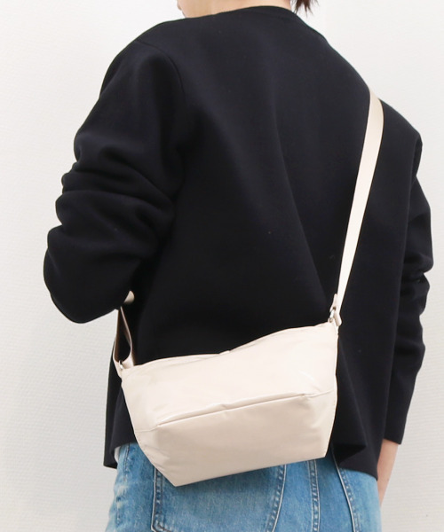 cache cache（カシュ カシュ）の「カシュカシュ cachecache / ソフトエナメル舟型ショルダー（ショルダーバッグ・レディース・ホワイト/ライトグリーン/レオパード/ワインレッド/ライトグレー/ベージュ/ラベンダー/ブルー系その他/ダークグレー/ブルー/ライトイエロー/アイボリー/ブラック/ライトブルー・FREE）」の2枚目の写真