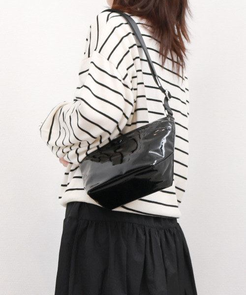 cache cache（カシュ カシュ）の「カシュカシュ cachecache / ソフトエナメル舟型ショルダー（ショルダーバッグ・レディース・ホワイト/ライトグリーン/レオパード/ワインレッド/ライトグレー/ベージュ/ラベンダー/ブルー系その他/ダークグレー/ブルー/ライトイエロー/アイボリー/ブラック/ライトブルー・FREE）」の3枚目の写真