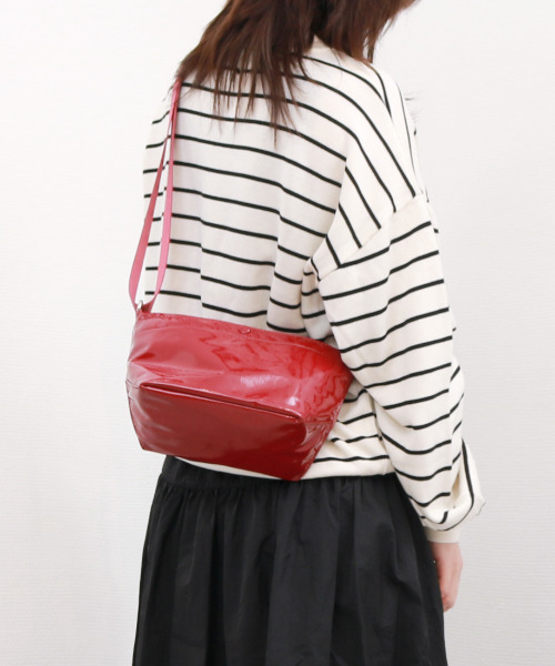 cache cache（カシュ カシュ）の「カシュカシュ cachecache / ソフトエナメル舟型ショルダー（ショルダーバッグ・レディース・ホワイト/ライトグリーン/レオパード/ワインレッド/ライトグレー/ベージュ/ラベンダー/ブルー系その他/ダークグレー/ブルー/ライトイエロー/アイボリー/ブラック/ライトブルー・FREE）」の13枚目の写真