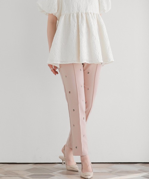 Fit more(フィットモア)の「ローズ刺繍テーパードパンツ(その他パンツ・レディース・ホワイト/ブラック/ネイビー/ピンク・S/M/PS)」の4枚目の写真