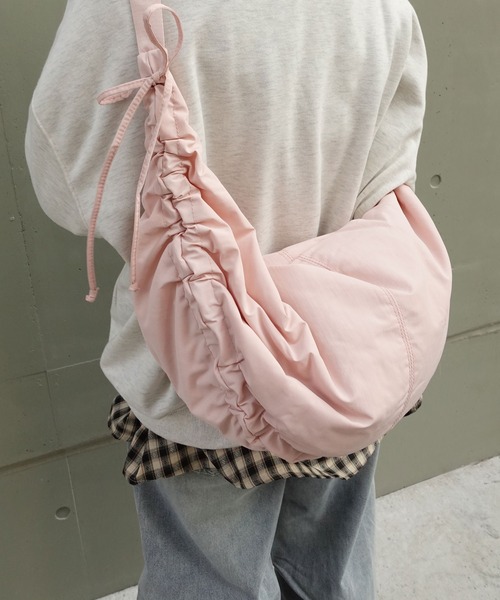 CORNERS(コーナーズ)の「ギャザーショルダーバッグ(ショルダーバッグ・レディース・ブラック/ピンク/ブルー/ベージュ系その他・FREE)」の4枚目の写真