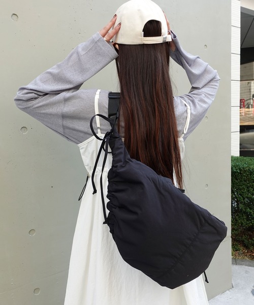 CORNERS(コーナーズ)の「ギャザーショルダーバッグ(ショルダーバッグ・レディース・ブラック/ピンク/ブルー/ベージュ系その他・FREE)」の2枚目の写真