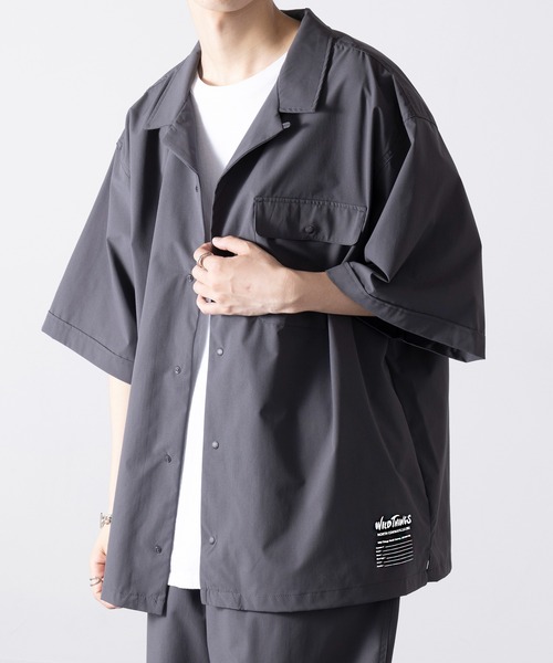 WILD THINGS(ワイルドシングス)の「【WILD THINGS】OPEN COLLAR POCKET SHIRT オープンカラーポケット付きシャツ WT25041AD(シャツ/ブラウス・メンズ・ブラック/グレー・S/M/L/XL)」の2枚目の写真