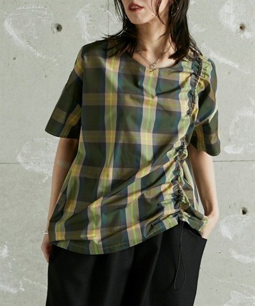 Soiunique（スワユニーク）の「Vネック総柄デザインサイドシャーリングトップス ［Soiunique］（シャツ/ブラウス・レディース・ネイビー系/グリーン系・01/02）」の2枚目の写真