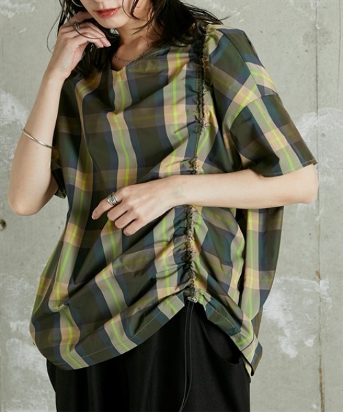 Soiunique（スワユニーク）の「Vネック総柄デザインサイドシャーリングトップス ［Soiunique］（シャツ/ブラウス・レディース・ネイビー系/グリーン系・01/02）」の3枚目の写真