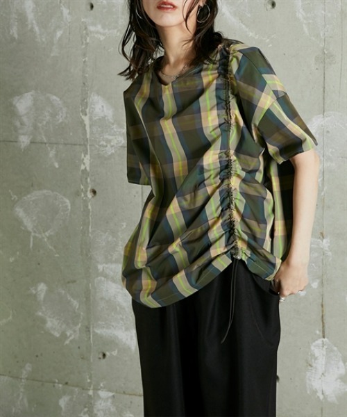 Soiunique（スワユニーク）の「Vネック総柄デザインサイドシャーリングトップス ［Soiunique］（シャツ/ブラウス・レディース・ネイビー系/グリーン系・01/02）」の4枚目の写真