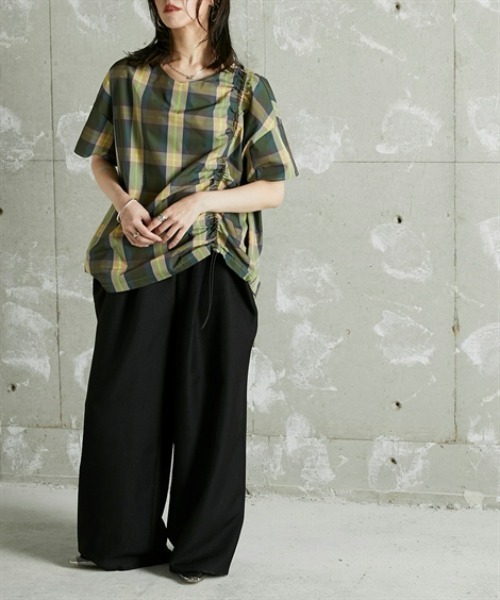 Soiunique（スワユニーク）の「Vネック総柄デザインサイドシャーリングトップス ［Soiunique］（シャツ/ブラウス・レディース・ネイビー系/グリーン系・01/02）」の5枚目の写真