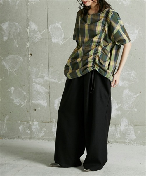 Soiunique（スワユニーク）の「Vネック総柄デザインサイドシャーリングトップス ［Soiunique］（シャツ/ブラウス・レディース・ネイビー系/グリーン系・01/02）」の6枚目の写真