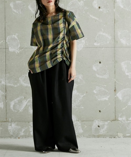 Soiunique（スワユニーク）の「Vネック総柄デザインサイドシャーリングトップス ［Soiunique］（シャツ/ブラウス・レディース・ネイビー系/グリーン系・01/02）」の7枚目の写真