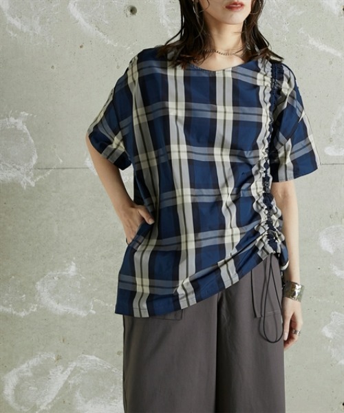 Soiunique（スワユニーク）の「Vネック総柄デザインサイドシャーリングトップス ［Soiunique］（シャツ/ブラウス・レディース・ネイビー系/グリーン系・01/02）」の8枚目の写真