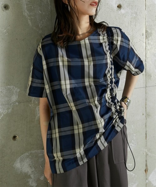 Soiunique（スワユニーク）の「Vネック総柄デザインサイドシャーリングトップス ［Soiunique］（シャツ/ブラウス・レディース・ネイビー系/グリーン系・01/02）」の9枚目の写真