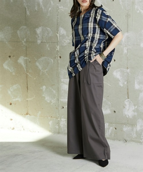 Soiunique（スワユニーク）の「Vネック総柄デザインサイドシャーリングトップス ［Soiunique］（シャツ/ブラウス・レディース・ネイビー系/グリーン系・01/02）」の10枚目の写真