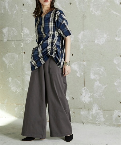 Soiunique（スワユニーク）の「Vネック総柄デザインサイドシャーリングトップス ［Soiunique］（シャツ/ブラウス・レディース・ネイビー系/グリーン系・01/02）」の11枚目の写真