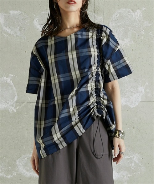 Soiunique（スワユニーク）の「Vネック総柄デザインサイドシャーリングトップス ［Soiunique］（シャツ/ブラウス・レディース・ネイビー系/グリーン系・01/02）」の13枚目の写真