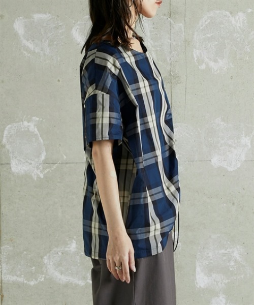 Soiunique（スワユニーク）の「Vネック総柄デザインサイドシャーリングトップス ［Soiunique］（シャツ/ブラウス・レディース・ネイビー系/グリーン系・01/02）」の14枚目の写真