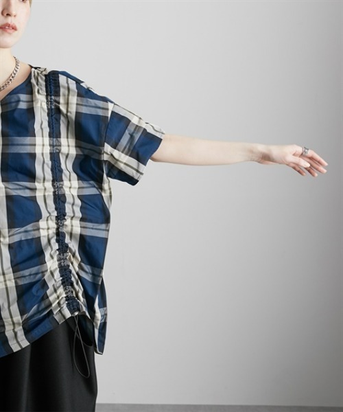 Soiunique（スワユニーク）の「Vネック総柄デザインサイドシャーリングトップス ［Soiunique］（シャツ/ブラウス・レディース・ネイビー系/グリーン系・01/02）」の16枚目の写真