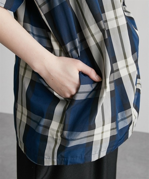 Soiunique（スワユニーク）の「Vネック総柄デザインサイドシャーリングトップス ［Soiunique］（シャツ/ブラウス・レディース・ネイビー系/グリーン系・01/02）」の19枚目の写真