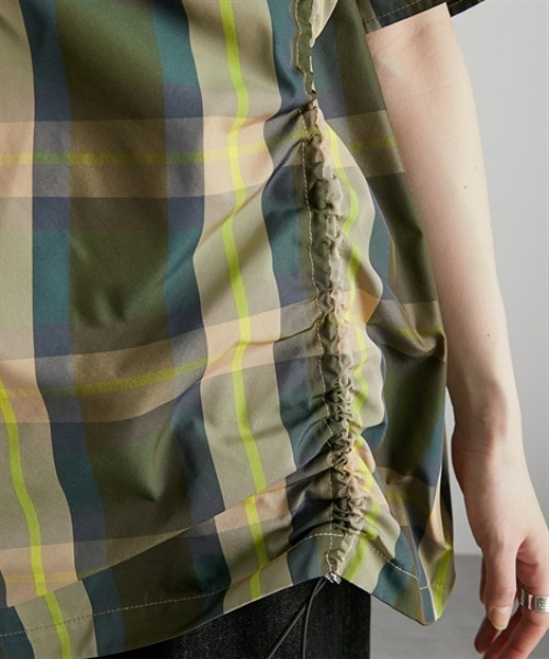 Soiunique（スワユニーク）の「Vネック総柄デザインサイドシャーリングトップス ［Soiunique］（シャツ/ブラウス・レディース・ネイビー系/グリーン系・01/02）」の21枚目の写真