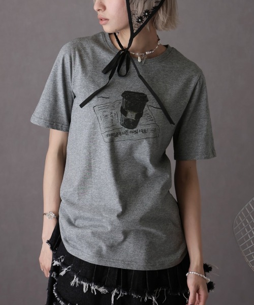 Girly Doll(ガーリードール)の「フロントプリントイラストTシャツ(Tシャツ/カットソー・レディース・ダークグレー/ライトグレー・F)」の1枚目の写真