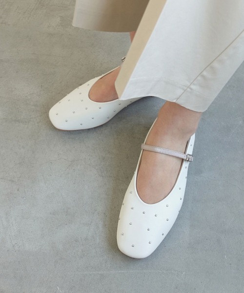 Daniella&GEMMA(ダニエラアンドジェマ)の「スタッズメリージェーンフラットシューズ(バレエシューズ・レディース・アイボリー/ブラック/ダークブラウン・40/38/39/37/36)」の2枚目の写真
