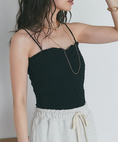 La boutique BonBon（ラブティックボンボン）の「【主役級キャミ】カップ付きシャーリングキャミ（キャミソール・レディース・ブラック/レッド/オフホワイト/サックスブルー・FREE/PS）」の3枚目の写真