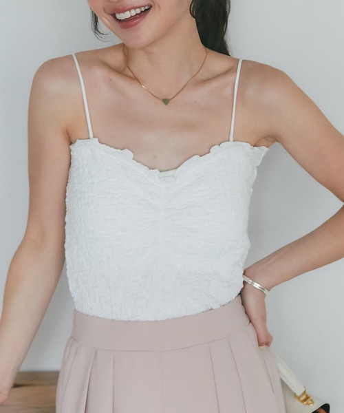 La boutique BonBon（ラブティックボンボン）の「【主役級キャミ】カップ付きシャーリングキャミ（キャミソール・レディース・ブラック/レッド/オフホワイト/サックスブルー・FREE/PS）」の2枚目の写真