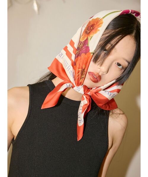 MURUA（ムルーア）の「【MURUA×STAYFLOWER】フラワーデザインスカーフ（バンダナ/スカーフ・レディース・オレンジ・FREE）」の2枚目の写真