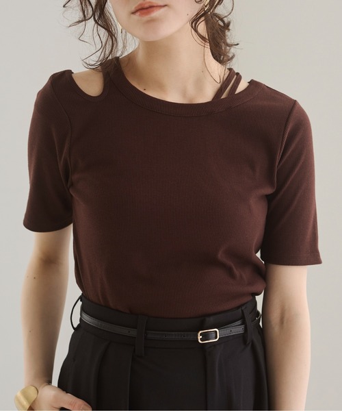 ANGIE(アンジー)の「アシンメトリー カットアウト トップス / 夏服(Tシャツ/カットソー・レディース・アイボリー/ブラック/カーキ/ブラウン・FREE)」の3枚目の写真