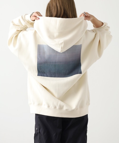 FOG ESSENTIALS(エフオージーエッセンシャルズ)の「FOG ESSENTIALS/エッセンシャルズ PHOTO HOODIE スウェット トレーナー メンズ 秋物 秋服 2026年秋冬(パーカー・メンズ・クリーム/ホワイト/ブラック・XL/L/M)」の3枚目の写真