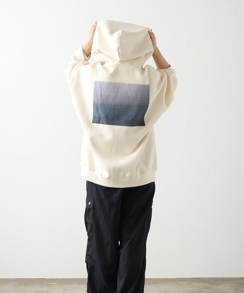 FOG ESSENTIALS(エフオージーエッセンシャルズ)の「FOG ESSENTIALS/エッセンシャルズ PHOTO HOODIE スウェット トレーナー メンズ 秋物 秋服 2026年秋冬(パーカー・メンズ・クリーム/ホワイト/ブラック・XL/L/M)」の14枚目の写真