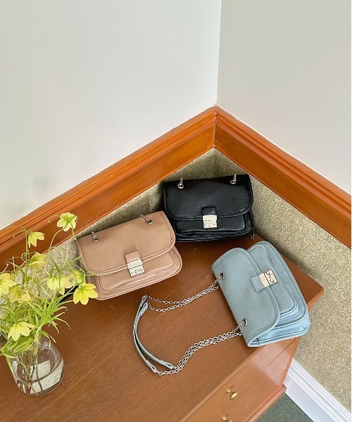 FINEnough(ファインナフ)の「チェーンショルダースクエアショルダーバッグ(ショルダーバッグ・レディース・ブラック/ベージュ/アイボリー/レッド・FREE)」の10枚目の写真