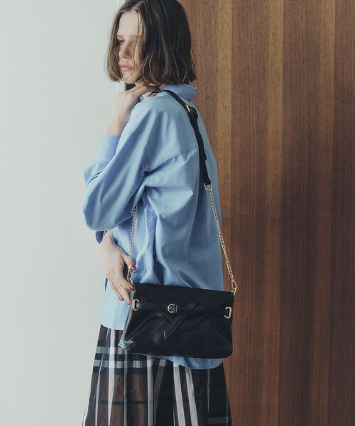 YECCA VECCA(イェッカヴェッカ)の「ベルトデザインチェーンバッグ(ショルダーバッグ・レディース・ブラック/ブロンズ・FREE)」の21枚目の写真