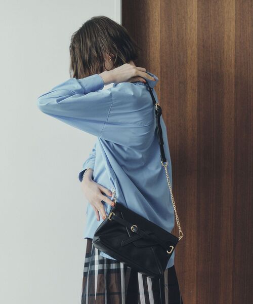 YECCA VECCA(イェッカヴェッカ)の「ベルトデザインチェーンバッグ(ショルダーバッグ・レディース・ブラック/ブロンズ・FREE)」の4枚目の写真