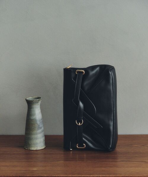 YECCA VECCA(イェッカヴェッカ)の「ベルトデザインチェーンバッグ(ショルダーバッグ・レディース・ブラック/ブロンズ・FREE)」の6枚目の写真