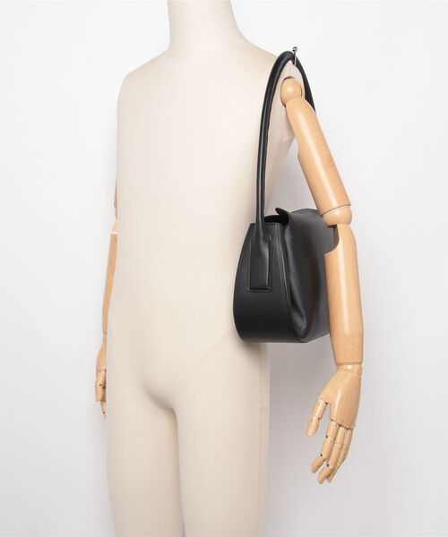 YArKA（ヤーカ）の「【YArKA/ヤーカ】real leather one shoulder tuck bag [fupaqi] / タックフォルムワンハンドルバッグ（トートバッグ・メンズ・ブラック・FREE）」の2枚目の写真
