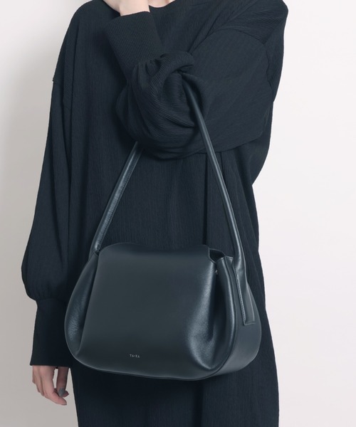 YArKA（ヤーカ）の「【YArKA/ヤーカ】real leather one shoulder tuck bag [fupaqi] / タックフォルムワンハンドルバッグ（トートバッグ・メンズ・ブラック・FREE）」の11枚目の写真