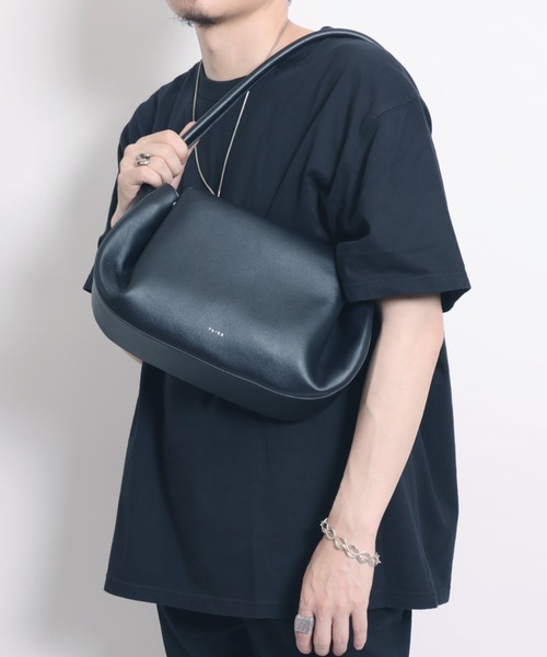 YArKA（ヤーカ）の「【YArKA/ヤーカ】real leather one shoulder tuck bag [fupaqi] / タックフォルムワンハンドルバッグ（トートバッグ・メンズ・ブラック・FREE）」の13枚目の写真