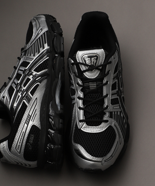 ASICS(アシックス)の「ASICS / アシックス GEL-KAYANO 12.1(スニーカー・レディース・シルバー/ホワイト/ブラック・23.5cm/24cm/24.5cm)」の2枚目の写真