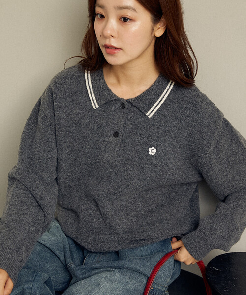 PUBLUX（パブリュクス）の「MARY QUANT × PUBLUX/マリークワント 襟ライン ワンポイント刺繍 ニット ポロシャツ　限定展開（ニット/セーター・レディース・サックスブルー/チャコールグレー/ベージュ/ピンク・ﾌﾘ-）」の5枚目の写真