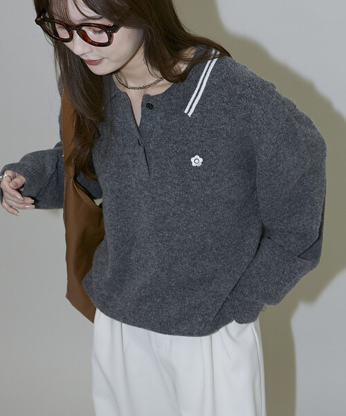 PUBLUX（パブリュクス）の「MARY QUANT × PUBLUX/マリークワント 襟ライン ワンポイント刺繍 ニット ポロシャツ　限定展開（ニット/セーター・レディース・サックスブルー/チャコールグレー/ベージュ/ピンク・ﾌﾘ-）」の13枚目の写真