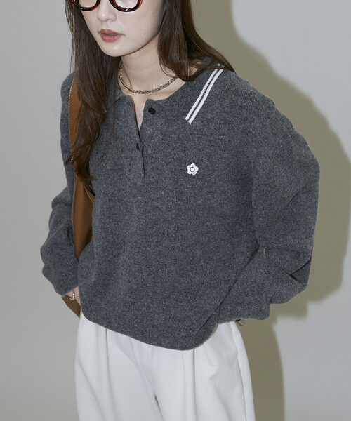 PUBLUX（パブリュクス）の「MARY QUANT × PUBLUX/マリークワント 襟ライン ワンポイント刺繍 ニット ポロシャツ　限定展開（ニット/セーター・レディース・サックスブルー/チャコールグレー/ベージュ/ピンク・ﾌﾘ-）」の17枚目の写真