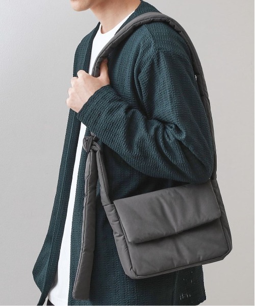 THE SHOP TK (ザ ショップ ティーケー )の「パテッドミニショルダー(ショルダーバッグ・メンズ・ブラック/ブルー系その他/チャコールグレー・00)」の2枚目の写真