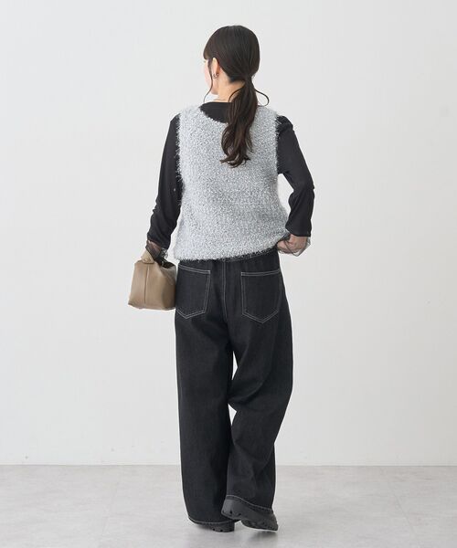 earth music&ecology(アースミュージックアンドエコロジー)の「ポンポンヤーンベスト(ベスト・レディース・アイボリー/ライトグレー/モカ・FREE)」の5枚目の写真