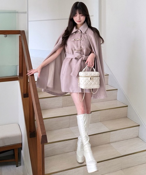 ROYAL PARTY(ロイヤルパーティー)の「ビット付ケープコート(その他アウター・レディース・ブラック/ピンクベージュ/オフホワイト・FREE)」の6枚目の写真