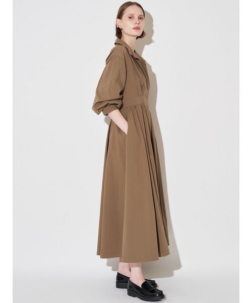 ELENDEEK（エレンディーク）の「オープンカラーフィット＆フレアワンピース（ワンピース・レディース・ブルー/カーキ/ネイビー・02/01）」の6枚目の写真