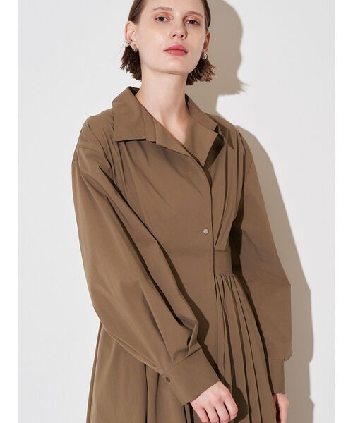 ELENDEEK（エレンディーク）の「オープンカラーフィット＆フレアワンピース（ワンピース・レディース・ブルー/カーキ/ネイビー・02/01）」の9枚目の写真