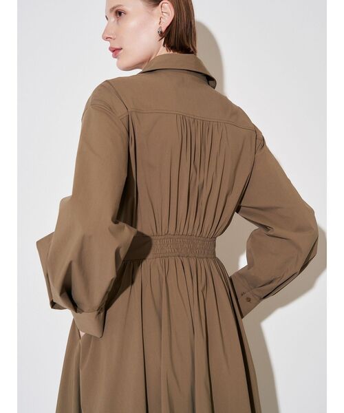 ELENDEEK（エレンディーク）の「オープンカラーフィット＆フレアワンピース（ワンピース・レディース・ブルー/カーキ/ネイビー・02/01）」の10枚目の写真