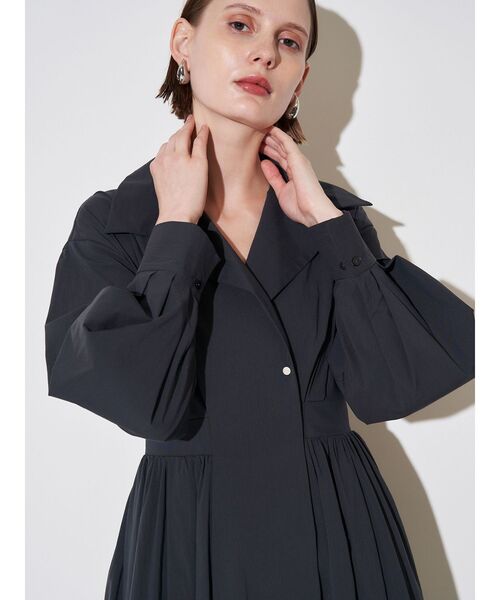 ELENDEEK（エレンディーク）の「オープンカラーフィット＆フレアワンピース（ワンピース・レディース・ブルー/カーキ/ネイビー・02/01）」の18枚目の写真